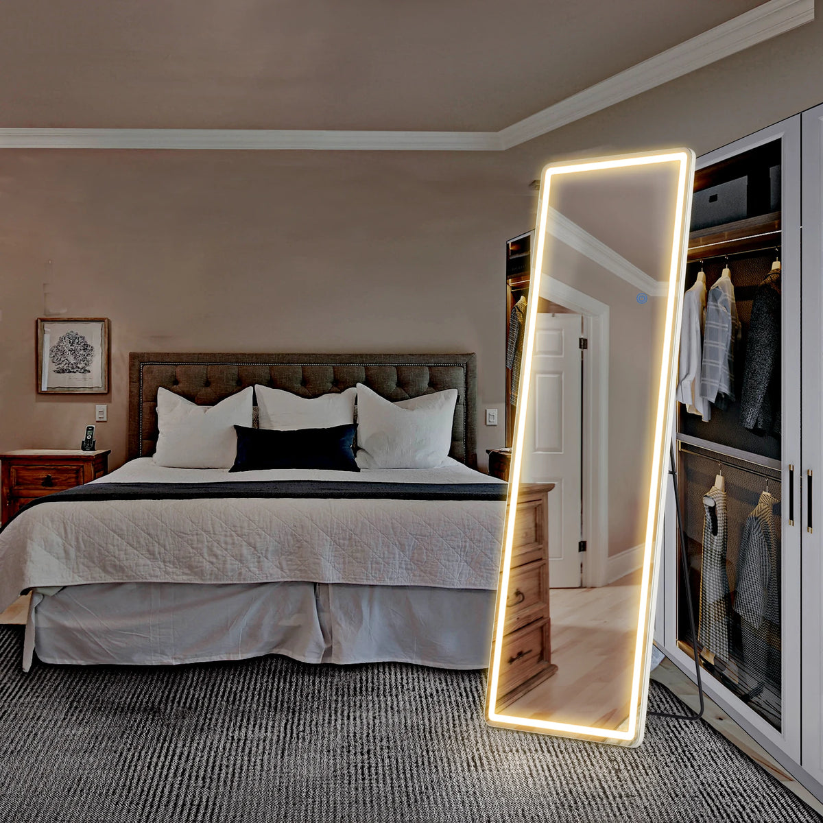 Espejo LED de cuerpo completo con marco de aluminio, ubicado en un dormitorio.