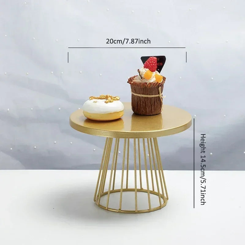 Goldener Metall-Kuchenständer mit gestufter Struktur zur Präsentation von Desserts.