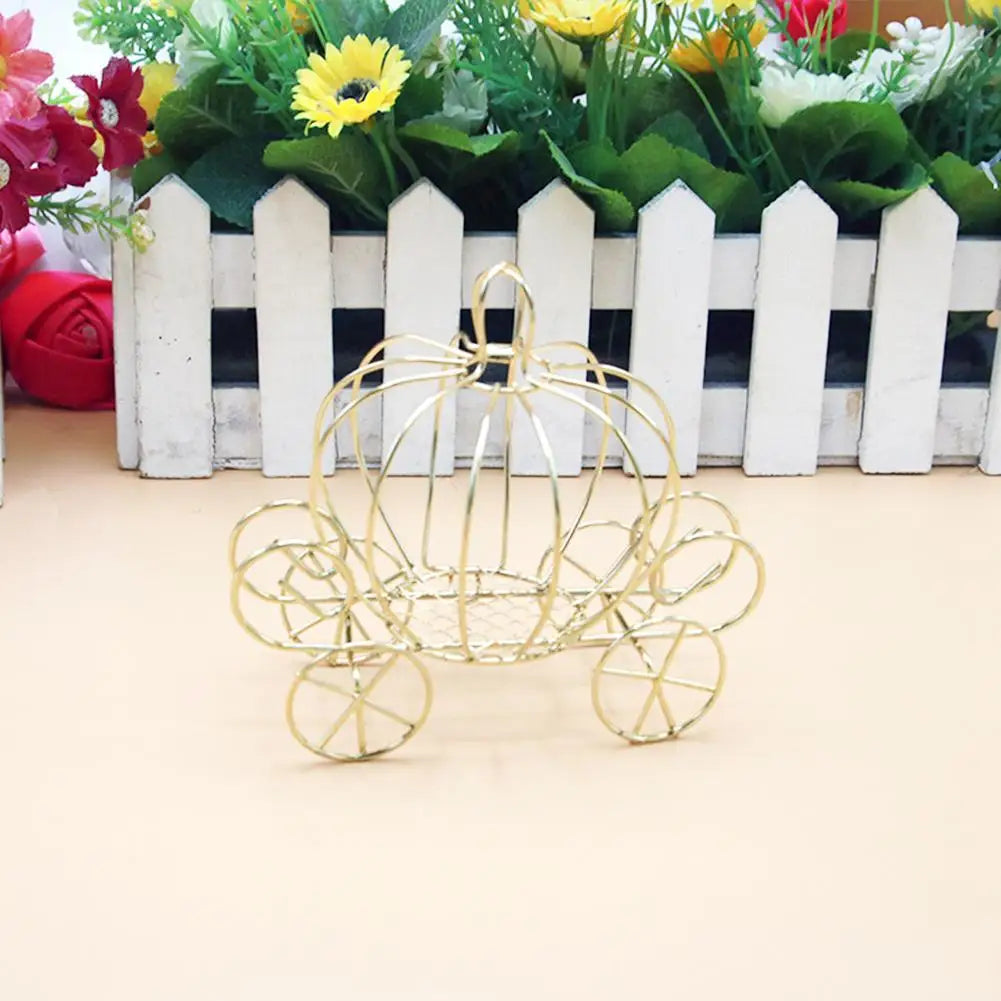 A golden pumpkin carriage made of wire, suitable for weddings and parties.