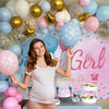 Schwangere Frau lächelt vor einem rosa-blauen Ballon-Girlande als Gender-Reveal-Hintergrund.