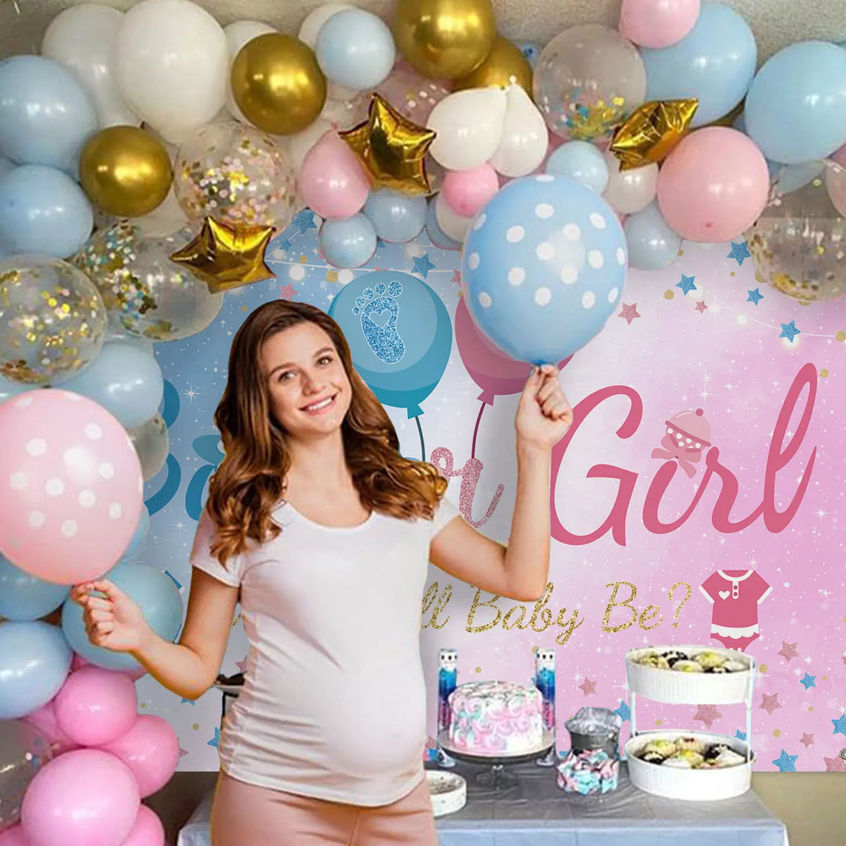 Schwangere Frau lächelt vor einem rosa-blauen Ballon-Girlande als Gender-Reveal-Hintergrund.
