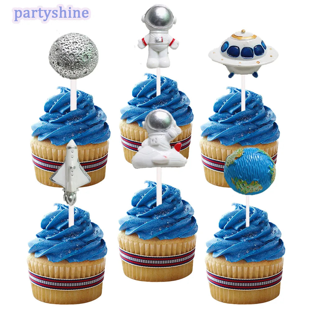 Un ensemble de décorations de gâteau d'astronaute miniature comprenant une figurine, un casque et un cupcake avec une spirale