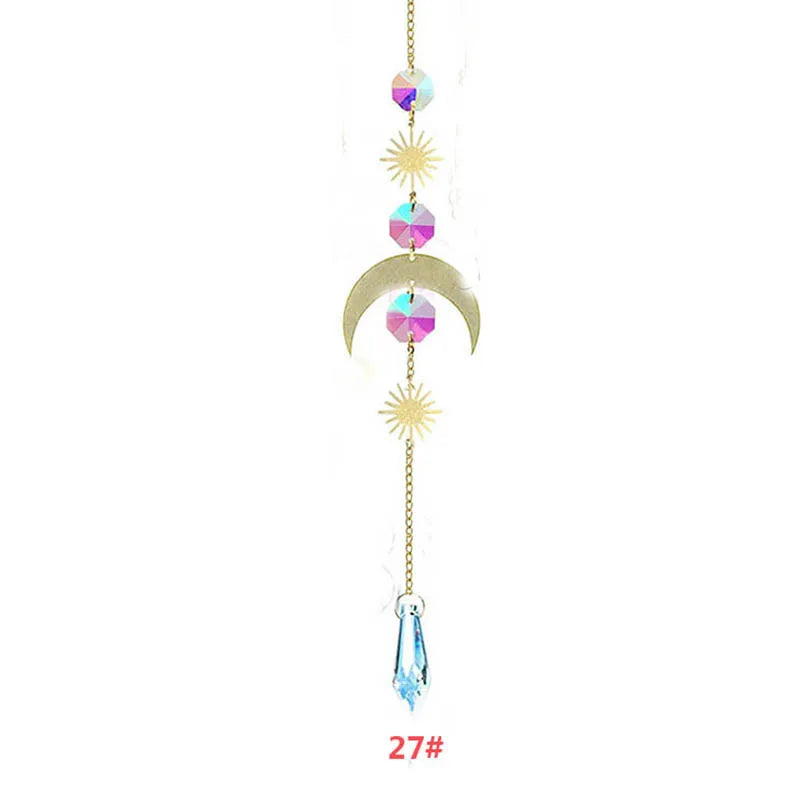Décoration suspendue avec une chaîne dorée et divers charmés en cristal et en forme de lune.