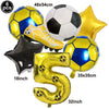 Un set de six ballons de football jaunes et bleus, une botte dorée et un ballon lettre E doré.