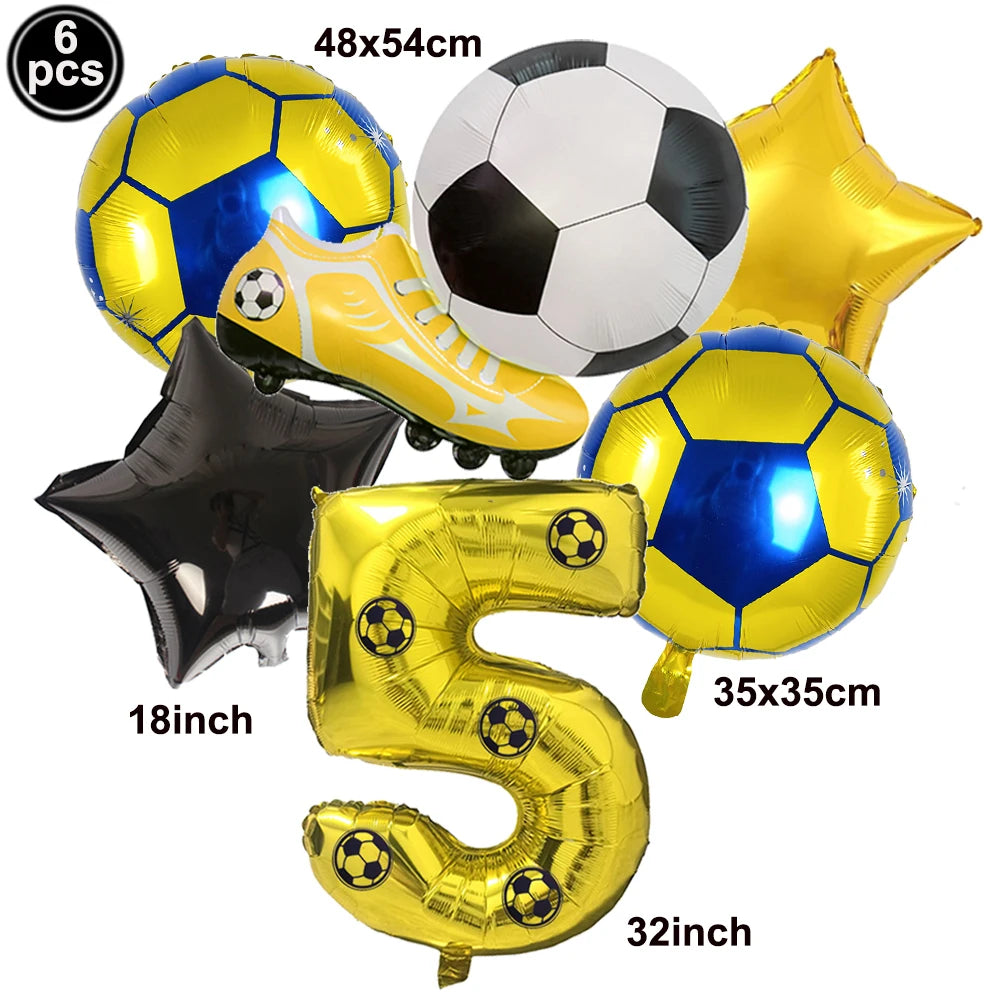 Un set de six ballons de football jaunes et bleus, une botte dorée et un ballon lettre E doré.