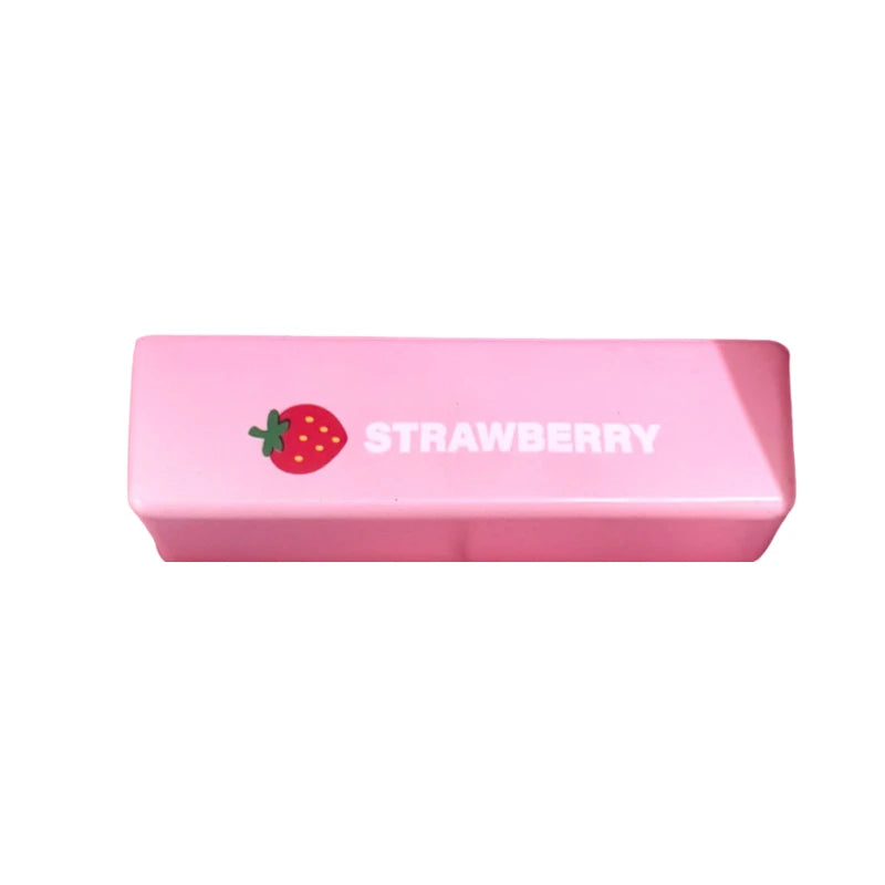 Jouet anti-stress rectangulaire rose en forme de fraise avec le mot STRAWBERRY imprimé.