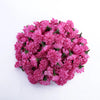 Un bouquet dense de petites fleurs d'hydrangea artificielles rose vif et magenta.
