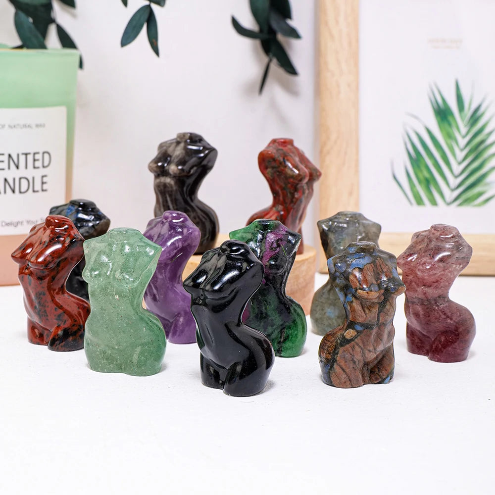 Colección de figuras de piedra de cuarzo rosa natural en varios colores y formas, exhibidas sobre una superficie blanca.