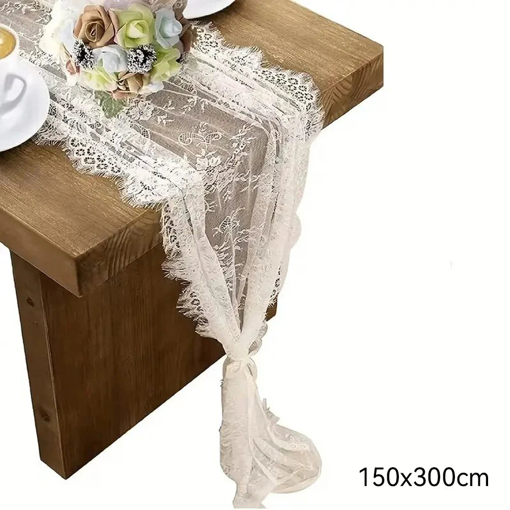 Guirnalda de encaje floral vintage drapeada sobre una mesa de madera.