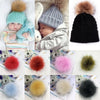 Collection de pompons et boules de cheveux en fausse fourrure de différentes couleurs (noir, rose, rouge, jaune, vert et bleu