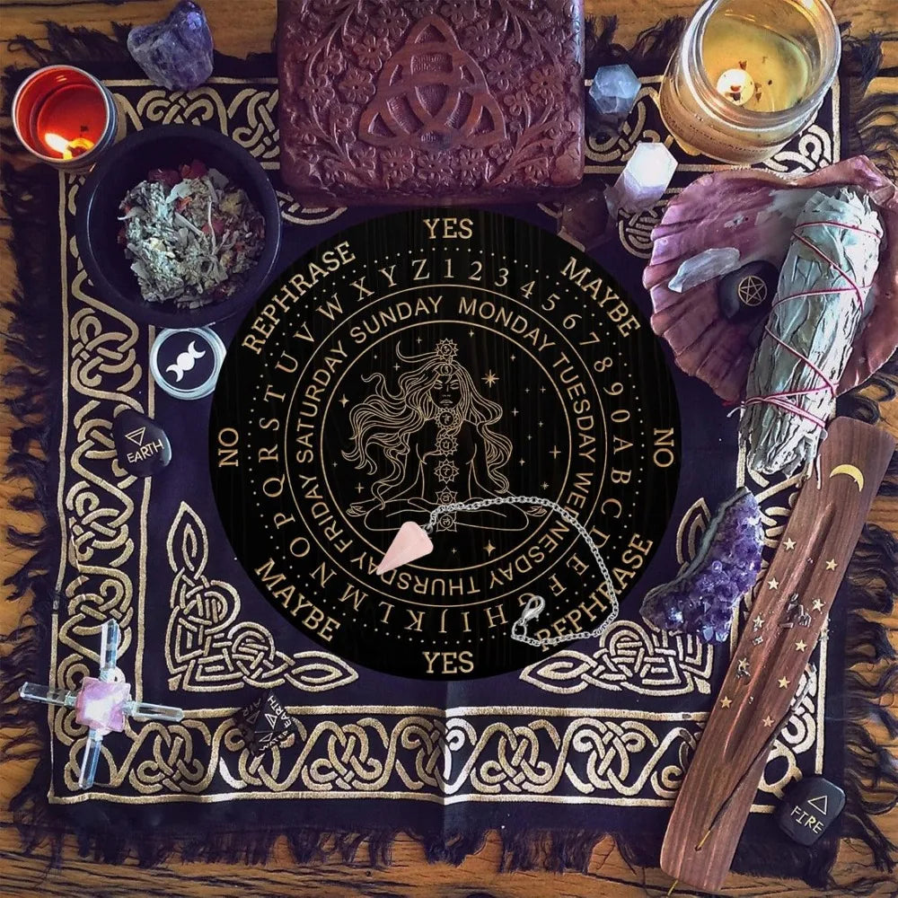 Un jeu de bois sombre pour la divination métaphysique avec cristaux, herbes et un pendule central.