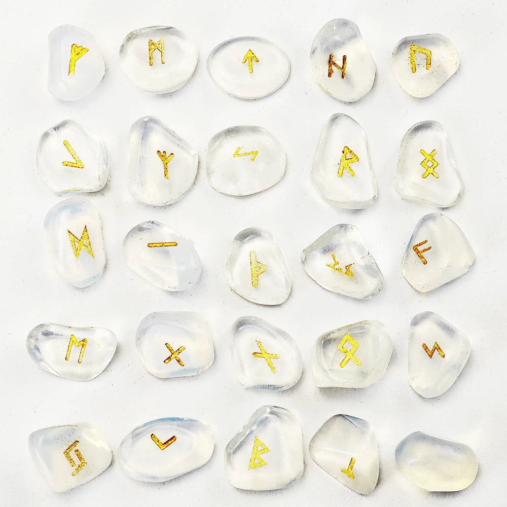 Una colección de piedras rúnicas de cristal natural en varias formas y tamaños, dispuestas sobre un fondo blanco.