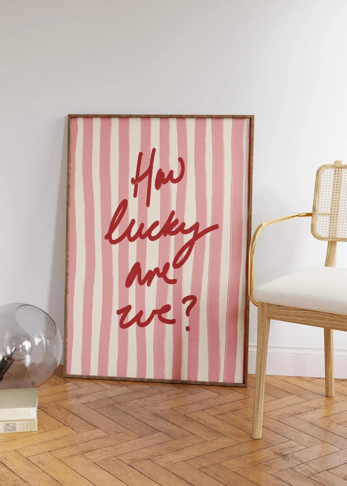 فن جداري قماش بخطوط وردية وحمراء مع نص مكتوب بخط اليد: كم نحن محظوظون؟