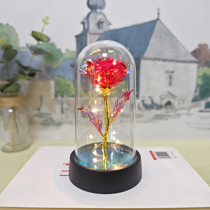 Rose de verre éternelle avec lumière LED sur base noire, fond flou d'un bâtiment d'église.