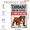 A rectangular metal sign with distressed iron texture featuring Spanish text and a bulldog illustration.