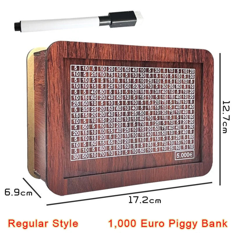 Une tirelire en bois avec une fente pour les pièces et un couvercle.