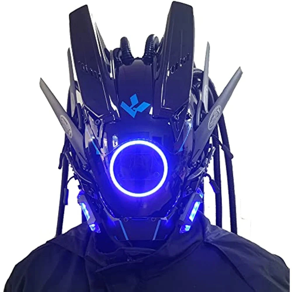 Primer plano de una máscara de juego cyberpunk iluminada con armadura negra y una luz circular azul brillante.