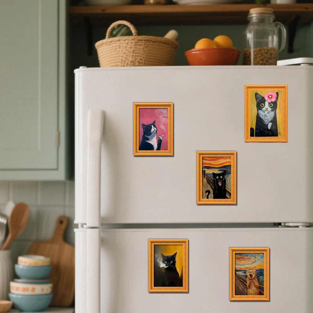 Colección de retratos de gatos enmarcados de varios colores y estilos, exhibidos en la puerta de un refrigerador.