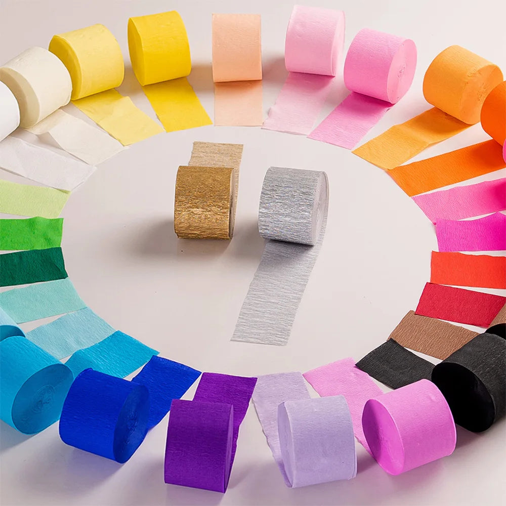 Krepppapier-Girlanden in verschiedenen Farben und Rollen in kreisförmiger Anordnung.