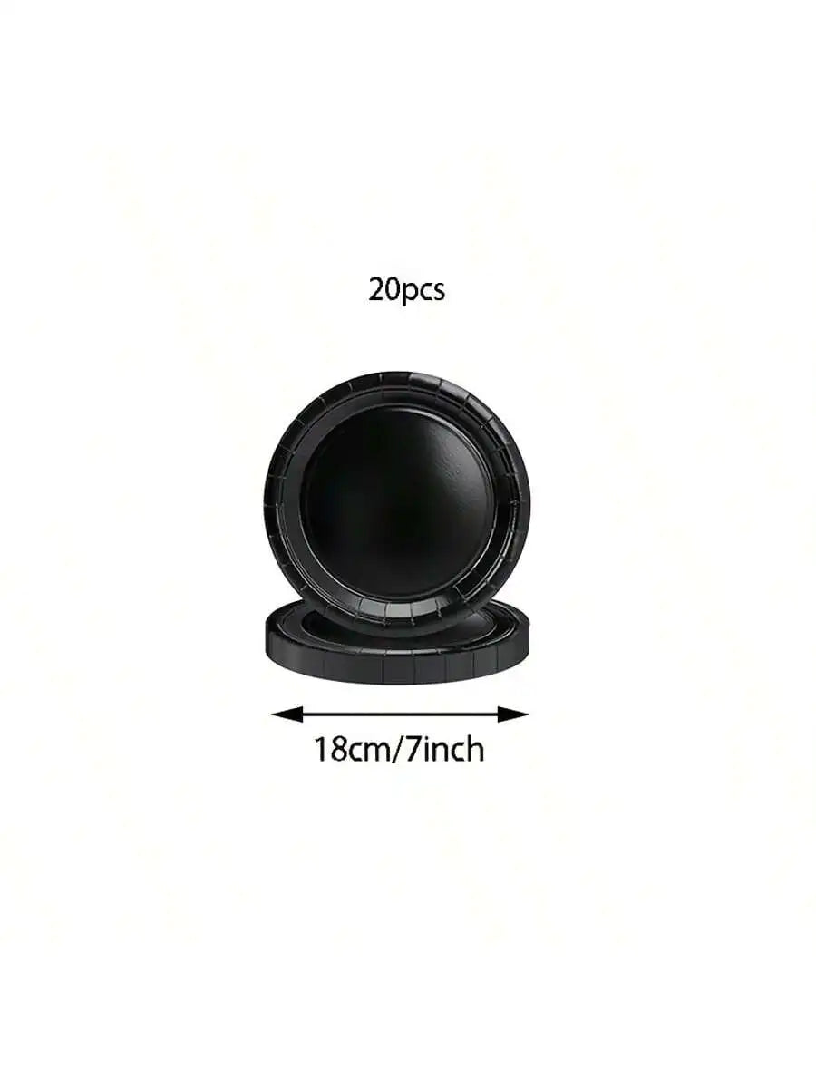 Una pila de platos de fiesta de papel desechables negros, midiendo 18 cm (7 pulgadas) cada uno.