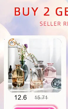 Eine Sammlung von Glasblumenvasen und Dekorationsartikeln auf einer weißen Oberfläche.