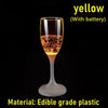 Une tasse à boire en verre jaune avec une batterie LED à l'intérieur, faite de plastique alimentaire.