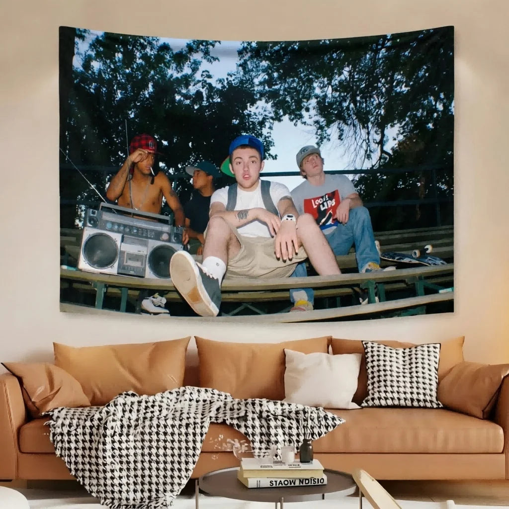 Arte de pared tapiz con una foto de un rapero y amigos sentados en un banco de madera.