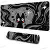 Ilustración de un gato negro sobre fondo gris impresa en una alfombrilla de ratón para gaming extra grande antideslizante.