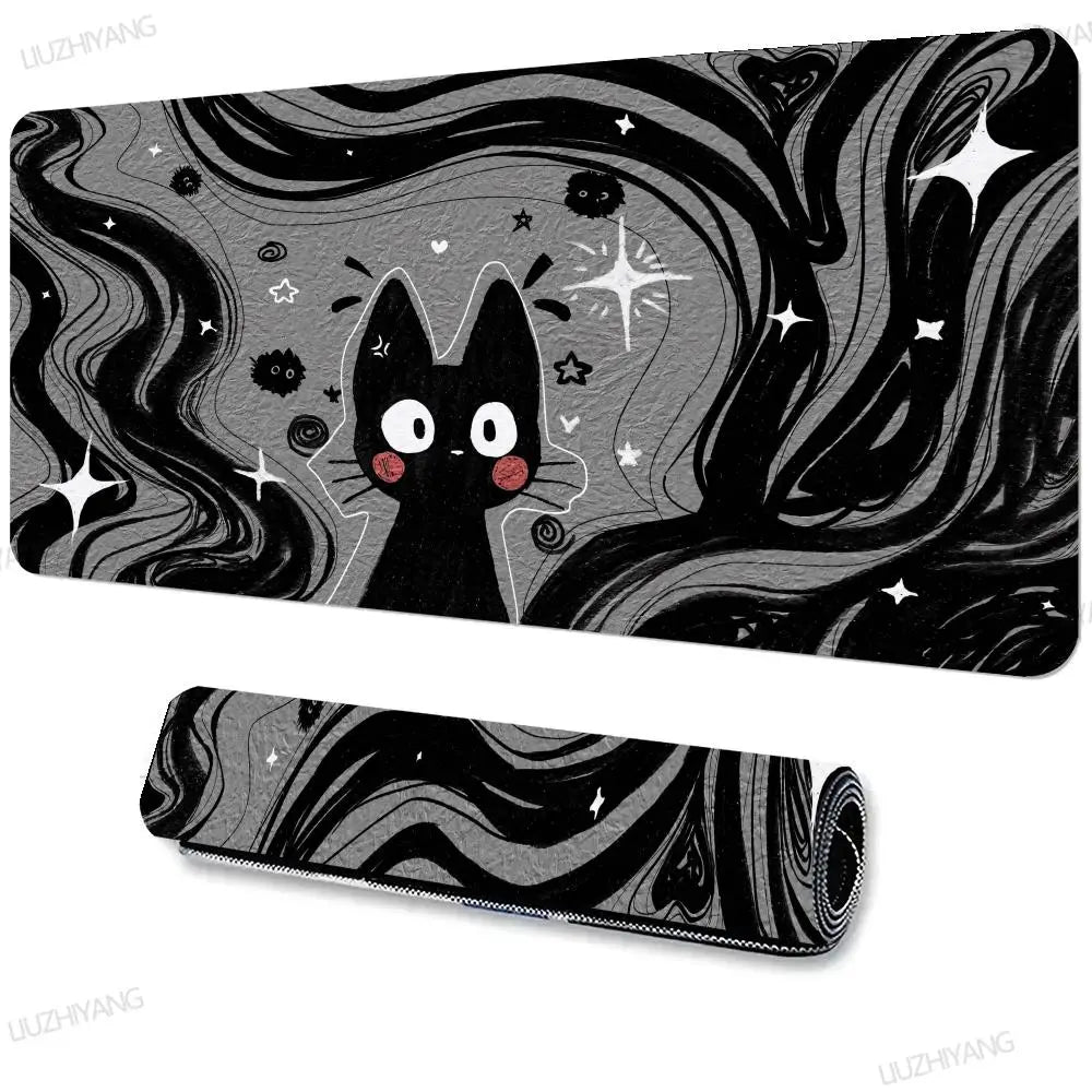 Ilustración de un gato negro sobre fondo gris impresa en una alfombrilla de ratón para gaming extra grande antideslizante.