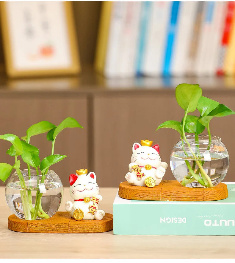 Mini resin desk ornament featuring a green ivy plant and a white lucky cat in a clear glass vase
