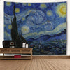 Peinture de la Nuit étoilée sur un paysage sombre, présentée comme une tapisserie murale.