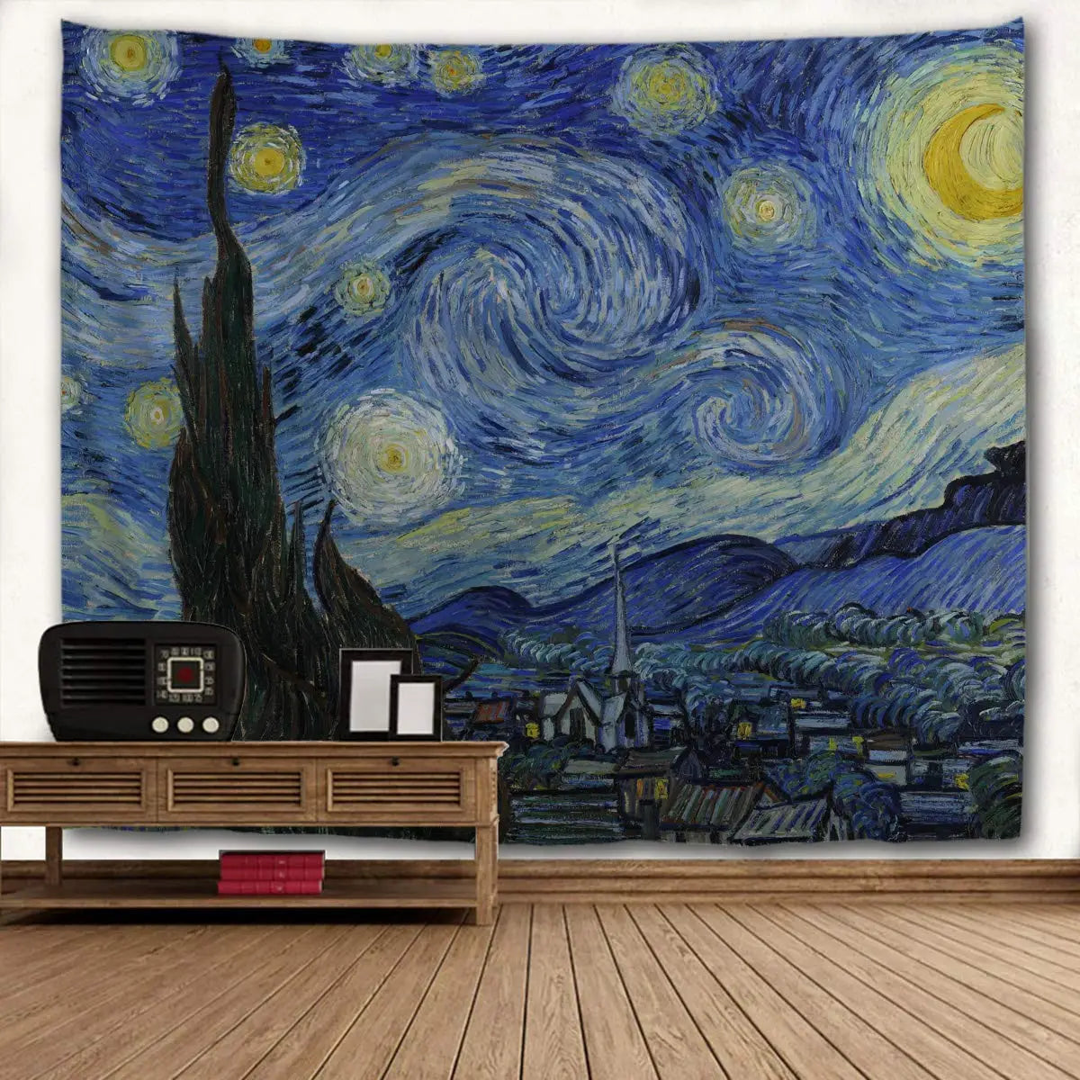 Peinture de la Nuit étoilée sur un paysage sombre, présentée comme une tapisserie murale.