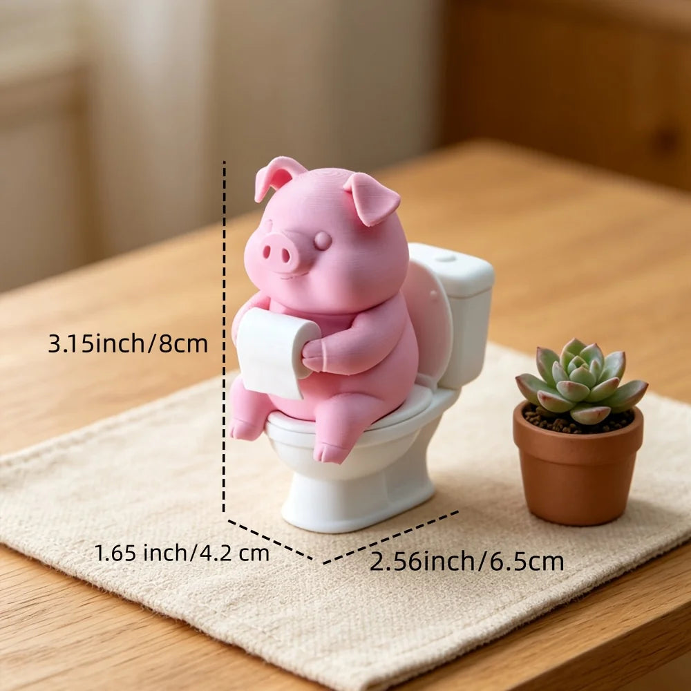 Figurine de porc en céramique rose sur siège de toilette et tissu beige sur surface en bois.
