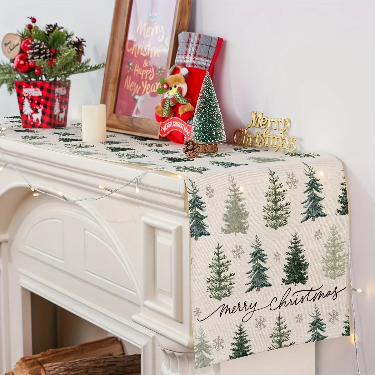 Un camino de mesa navideño festivo con un patrón de pinos verdes y copos de nieve blancos sobre fondo blanco.