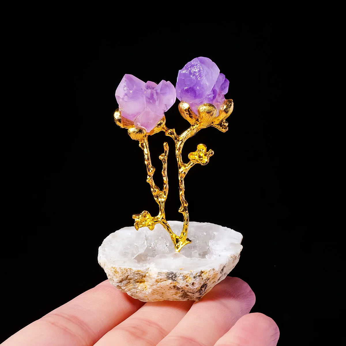 Décor en cristal d'améthyste et d'agate fait main, avec des pierres d'améthyste violettes sur une branche d'or posée sur une 