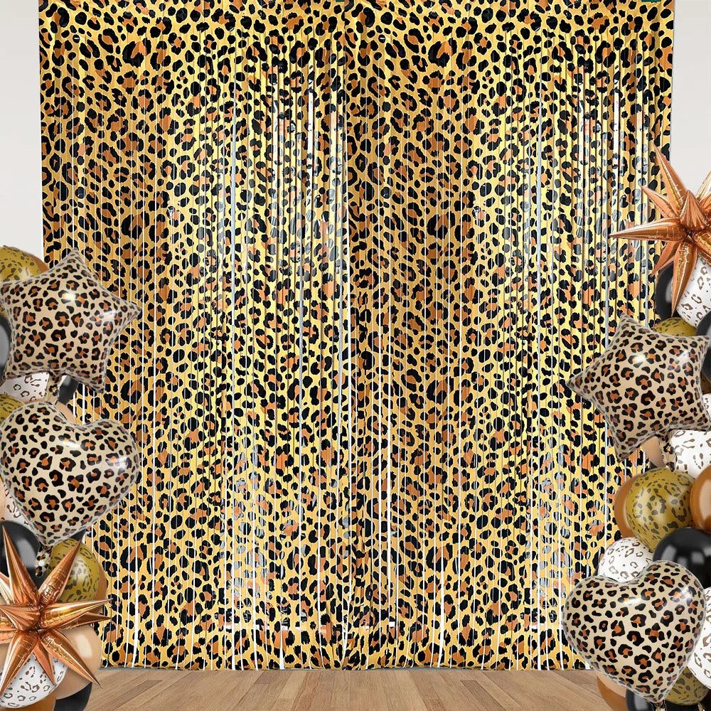 Cheetahmusterfolierte Fransenvorhänge vor goldener Struktur.