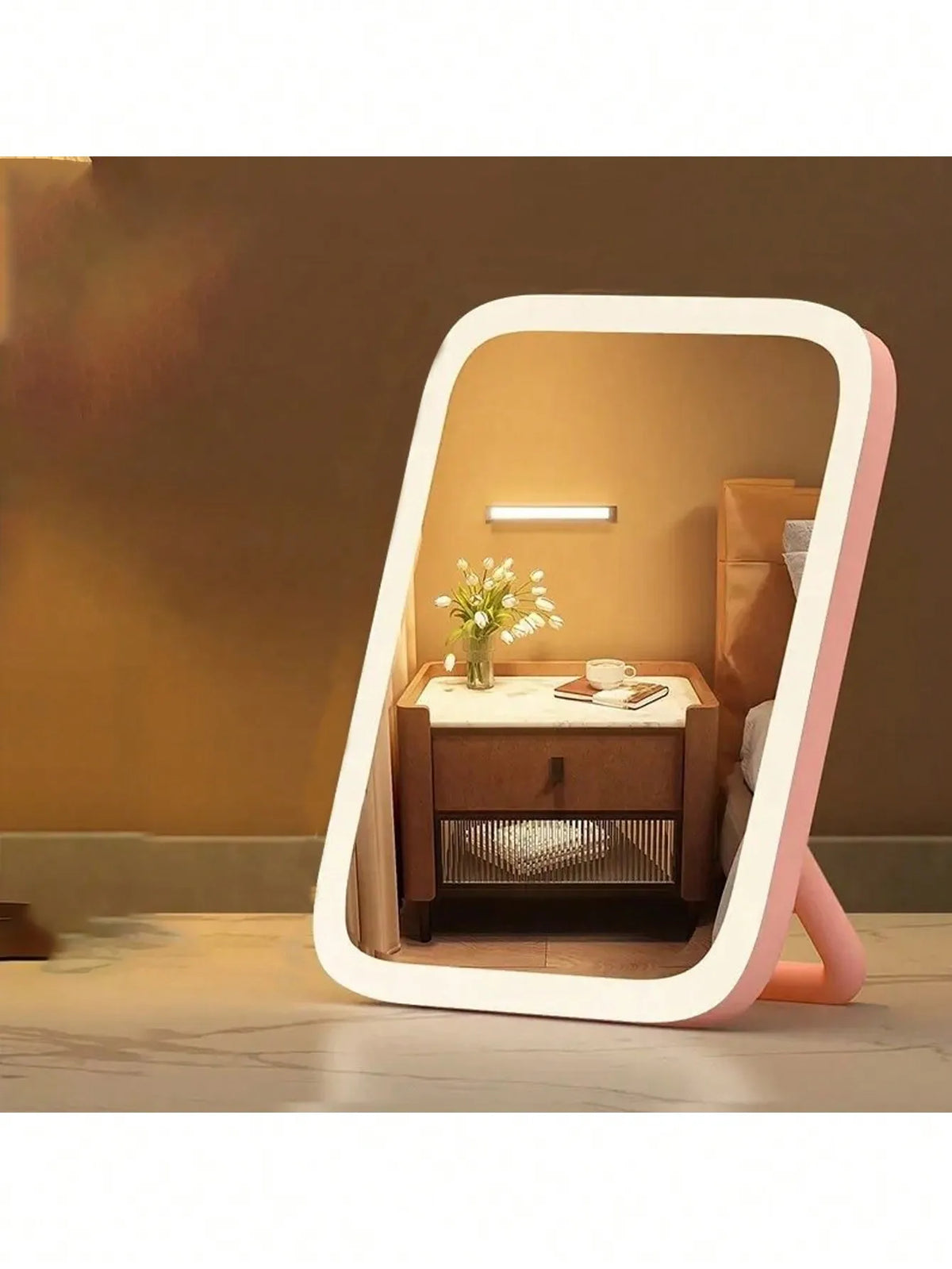 مرآة مكياج بإطار وردي ومتحكم LED مقوس وعصري، تعكس تصميم غرفة داخلية.
