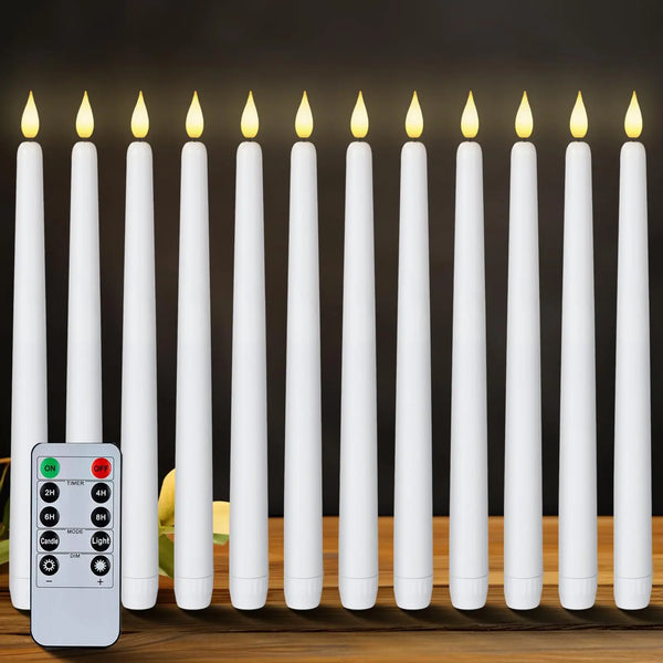 Ein Set weißer flammenfester LED-Taper-Kerzen in einer Reihe neben einer Fernbedienung.