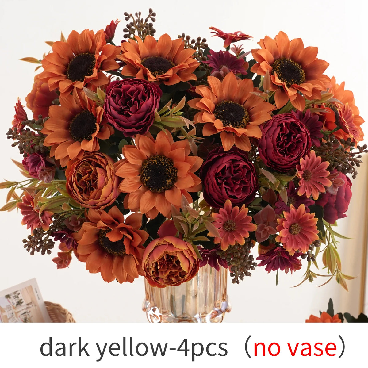 Un bouquet de tournesols jaunes foncés artificiels et de pivoines violettes profondes.