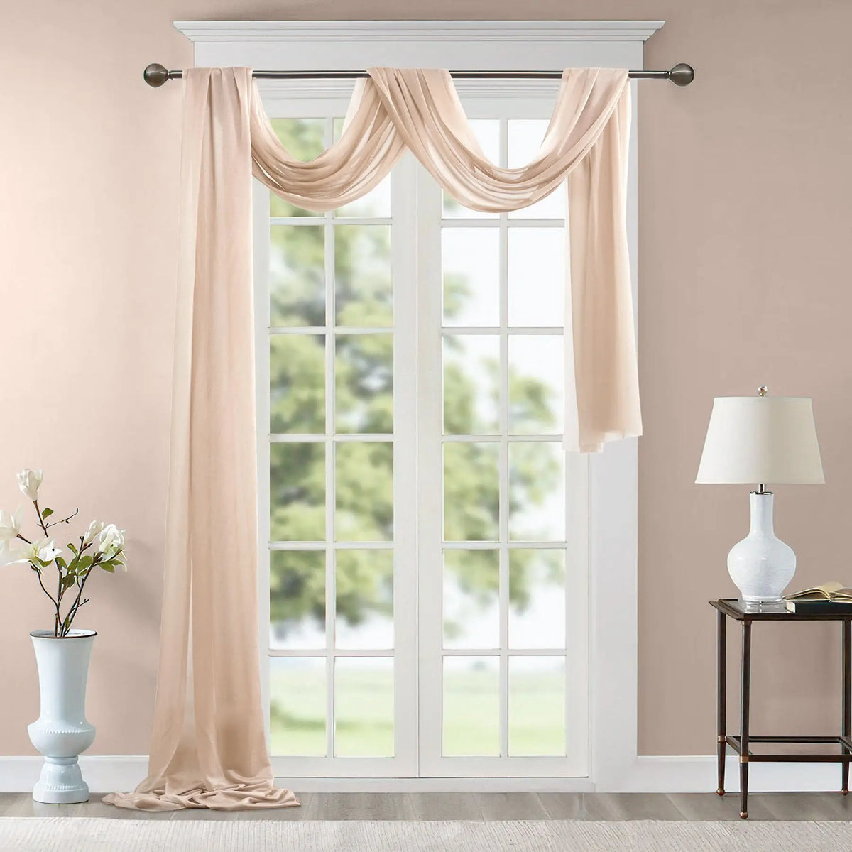 Tissu drapé de mousseline beige clair utilisé comme rideau pour un décor d'événement