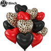 Eine Bündel aus 12 roten und schwarzen herzförmigen Folieballons mit Leopardenmuster-Akzenten.