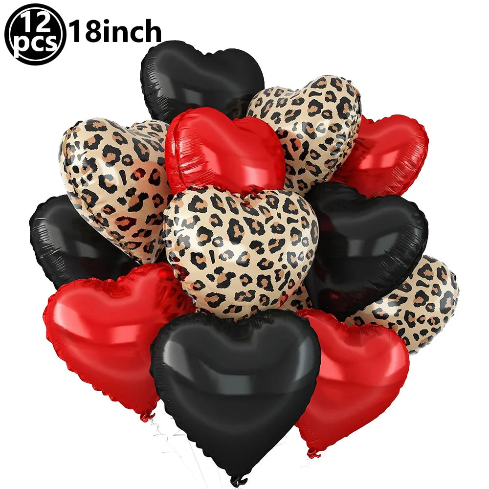 Eine Bündel aus 12 roten und schwarzen herzförmigen Folieballons mit Leopardenmuster-Akzenten.