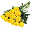 Un ramo de rosas artificiales de seda amarillo brillante con hojas verdes.