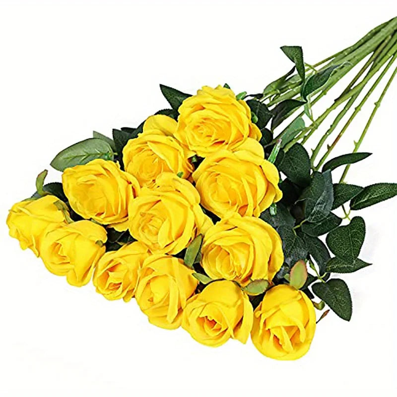 Un ramo de rosas artificiales de seda amarillo brillante con hojas verdes.