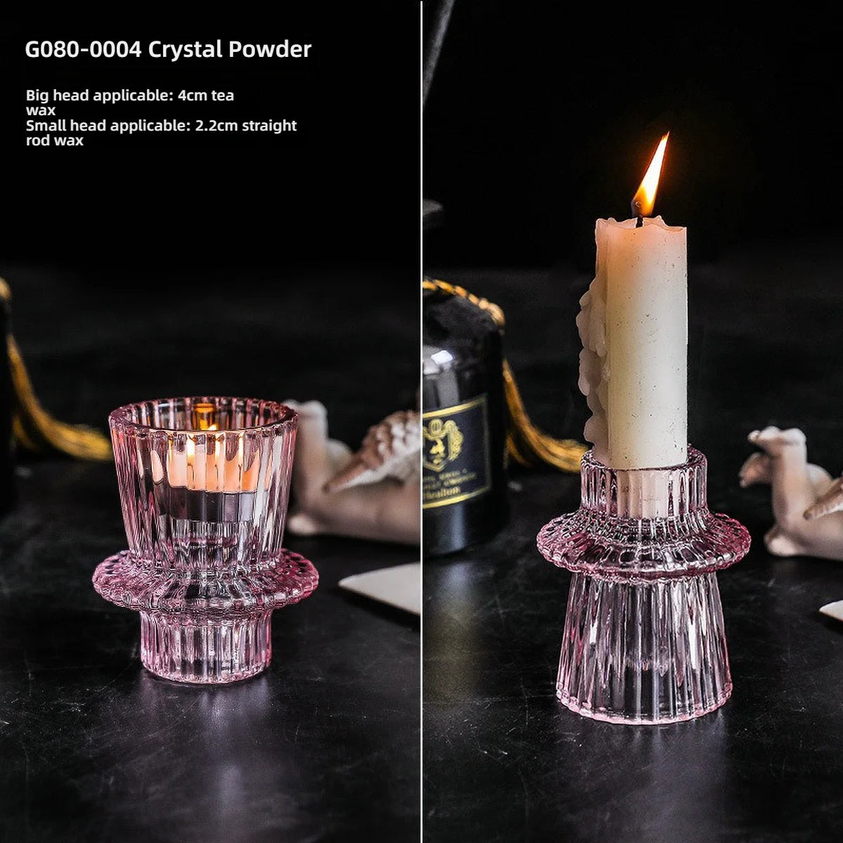 Porta-velas de cristal transparente con base texturizada rosa y vela encendida.
