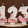 Tres velas mágicas con forma de 1, 2 y 3, con purpurina rosa y figuras de unicornios blancos