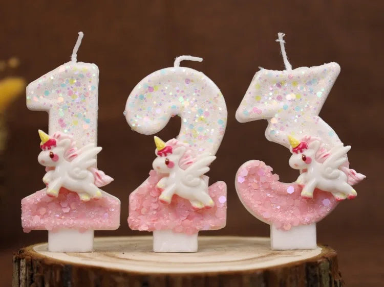 Tres velas mágicas con forma de 1, 2 y 3, con purpurina rosa y figuras de unicornios blancos