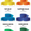 Ein Set Regenbogen-Crêpepapier-Girlanden in Gelb, Orange, Blau und Grünrollen.
