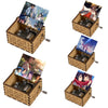Un set de adornos musicales de cajas de madera con personajes de anime, exhibidos en pequeñas cajas de madera.