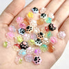 Una colección de 50 adornos para uñas en forma de tortuga mini y coloridos en tonos pastel y translúcidos esparcidos sobre un